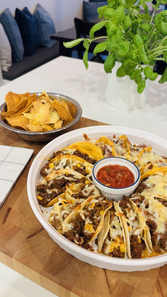 Mini-tacos Mejicano garnis de boeuf et de purée d’haricots, gratinés au fromage et servis pour le partage