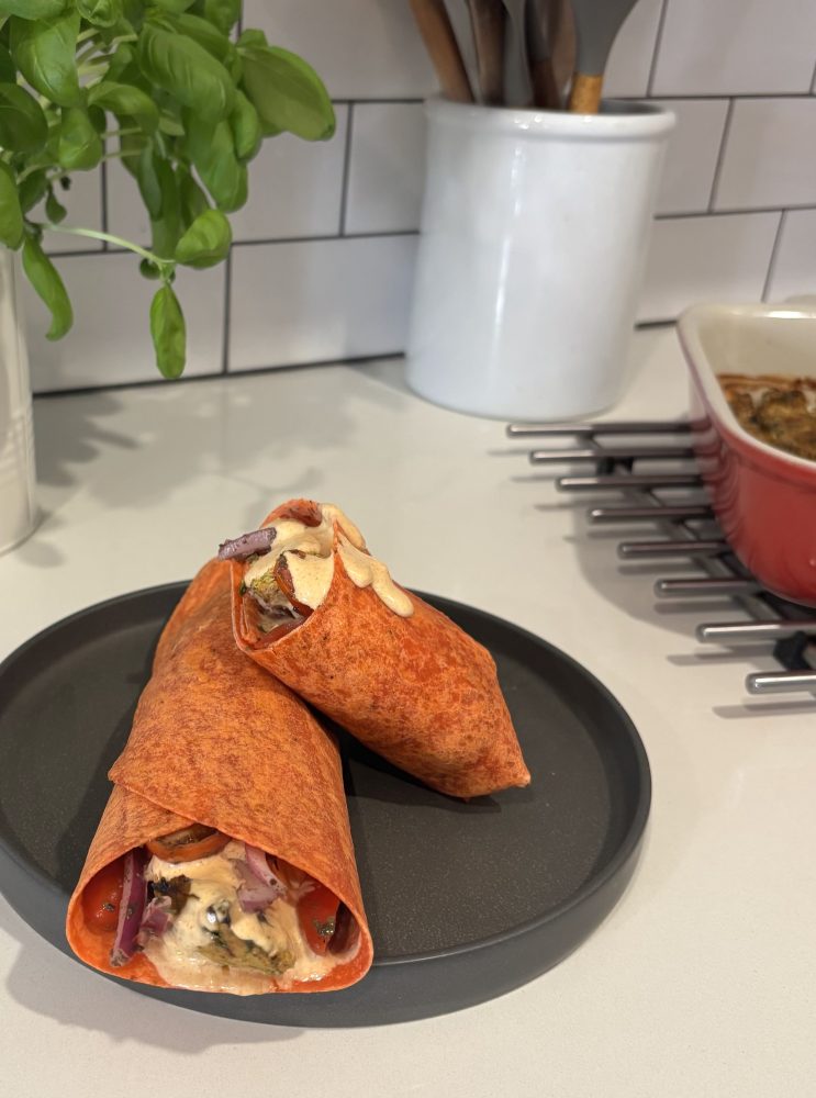 Tortillas Mejicano garnies de kefta de poulet, sauce à l’ail rôti et salade fraîche aux tomates et oignon rouge.